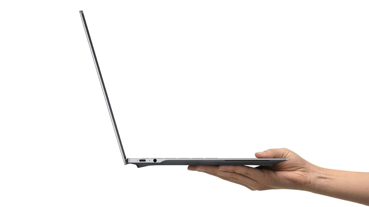 Omni Book Ultra 14 je tenší ako súčasný MacBok...