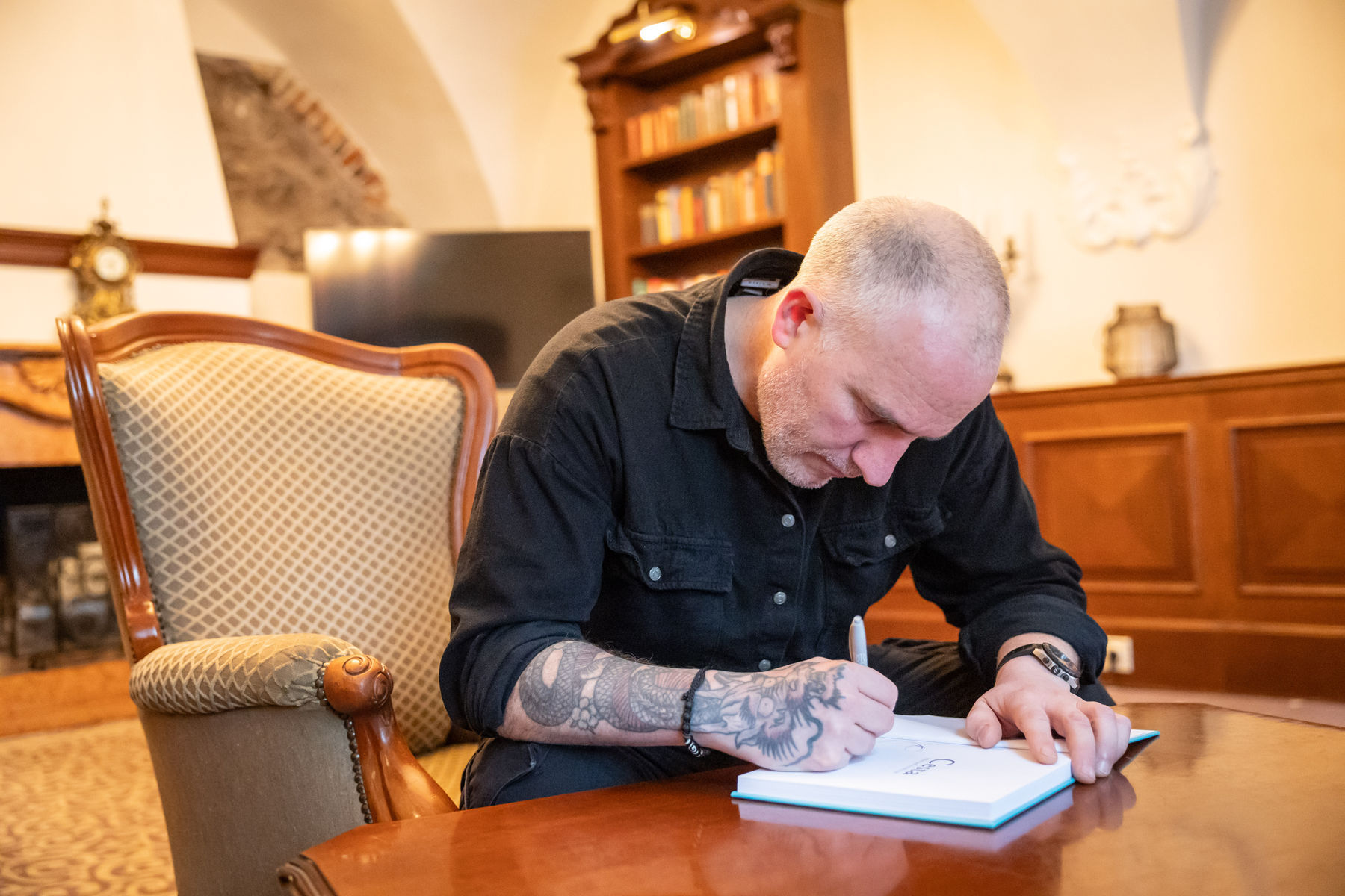 James Norbury kreslí pandu do svojej knižky...