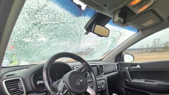 Kus ľadu z kamiónu zranil na Záhorí spolujazdkyňu v aute