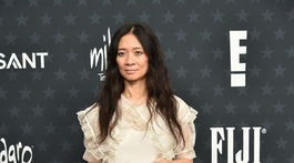 Režisérka Chloe Zhao v kreácii Rodarte. 