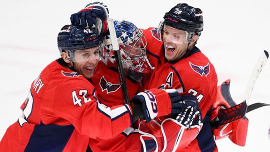 Rýchla prihrávka, pohotová strela. Dvojbodový Féherváry nabíjal Ovečkinovi v divokej prestrelke