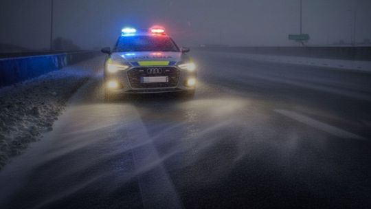 Zvážte cestu autom. Polícia na východe varuje vodičov pred zlým počasím, najhoršia situácia je na Zemplíne