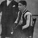 Malinký čiernovlasý Žid, bez ktorého sa Hitler nezaobišiel, dostal ojedinelú výnimku