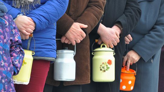 Kresťania slávia Troch kráľov. Tradičným je posvätenie domov či vody