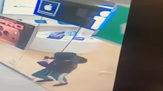 Drzo a agresívne. Lupiči vykradli predajňu s elektronikou v centre Bratislavy, zachytila ich kamera