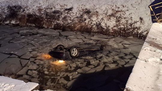 Auto skončilo prevrátené vo vodnom kanáli, tragédiu neprežila jedna osoba