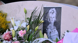 Fotografia herečky Brigitte Bardotovej na hrobe v Saint Tropez.