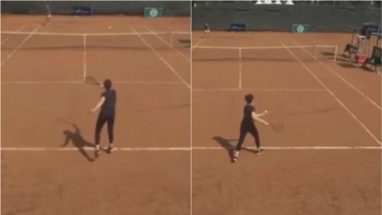 Hanba a absolútny bizár na kurte. Neschopná hráčka na profi turnaji, súperka ju usmerňovala