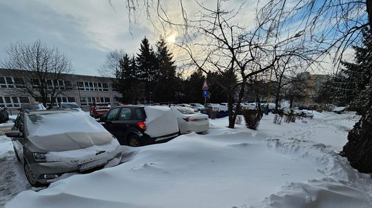 Zima paralyzovala východ: Metelice a záveje spôsobili chaos na cestách