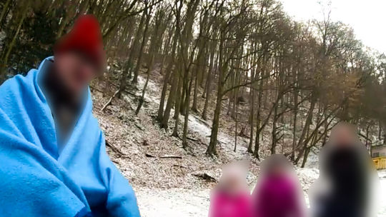 Muž podcenil hrúbku ľadu a pred očami detí sa prepadol do vody. Pomohli mu policajti