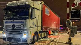 Polícia - kamión uviaznutý na priescestí 2026