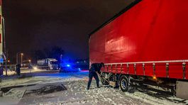 Polícia - kamión uviaznutý na priescestí 2026