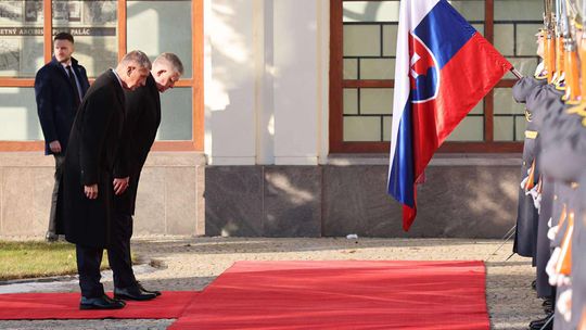 Slovenský premiér Robert Fico (vľavo) a český...