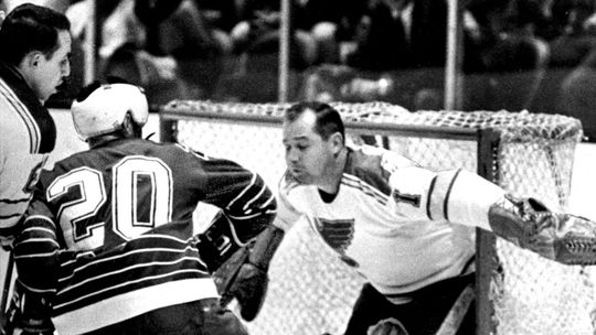 Zomrel 'Mr. Goalie'. Legendu NHL preslávila fotografia aj prakticky neprekonateľná séria