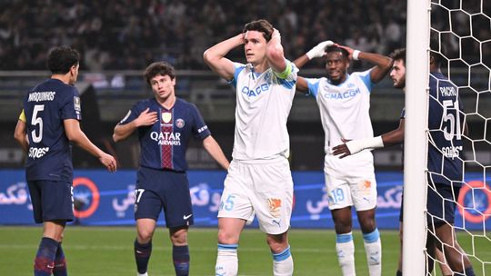 Parížania utiekli hrobárovi z lopaty. Nečakaná dráma s rivalom sa skončila ziskom rekordnej trofeje