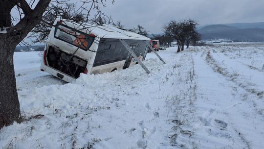Autobus pri Rankovciach zišiel z cesty, cestujúcich vrátane vyše 50 detí evakuovali cez okno