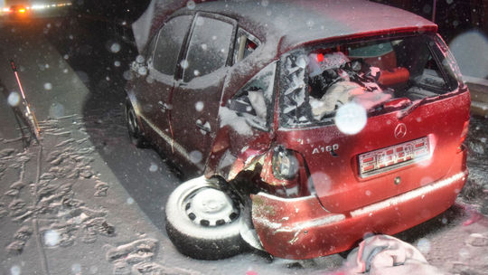 Kuriózna nehoda na R1: zrazili sa tri autá, Mercedes s odtrhnutým kolesom sa dal na „útek“