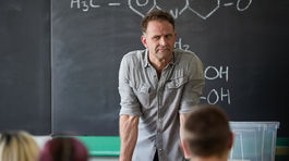 Pán profesor sa vracia na obrazovky