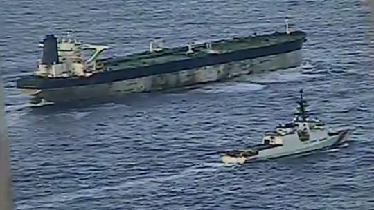 Pirátsvo! Zúri Moskva. Po zadržaní tankera hrozí potápaním lodí aj Orešnikom na Európu