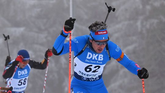 Zima, vietor, hmla. Borguľa si v Oberhofe vyjazdil víkendovú stíhačku, víťaz venoval triumf zosnulému Nórovi