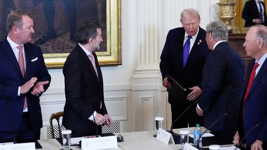 O ťažbe ropy vo Venezuele budú rozhodovať USA, oznámil Trump šéfom ropných firiem