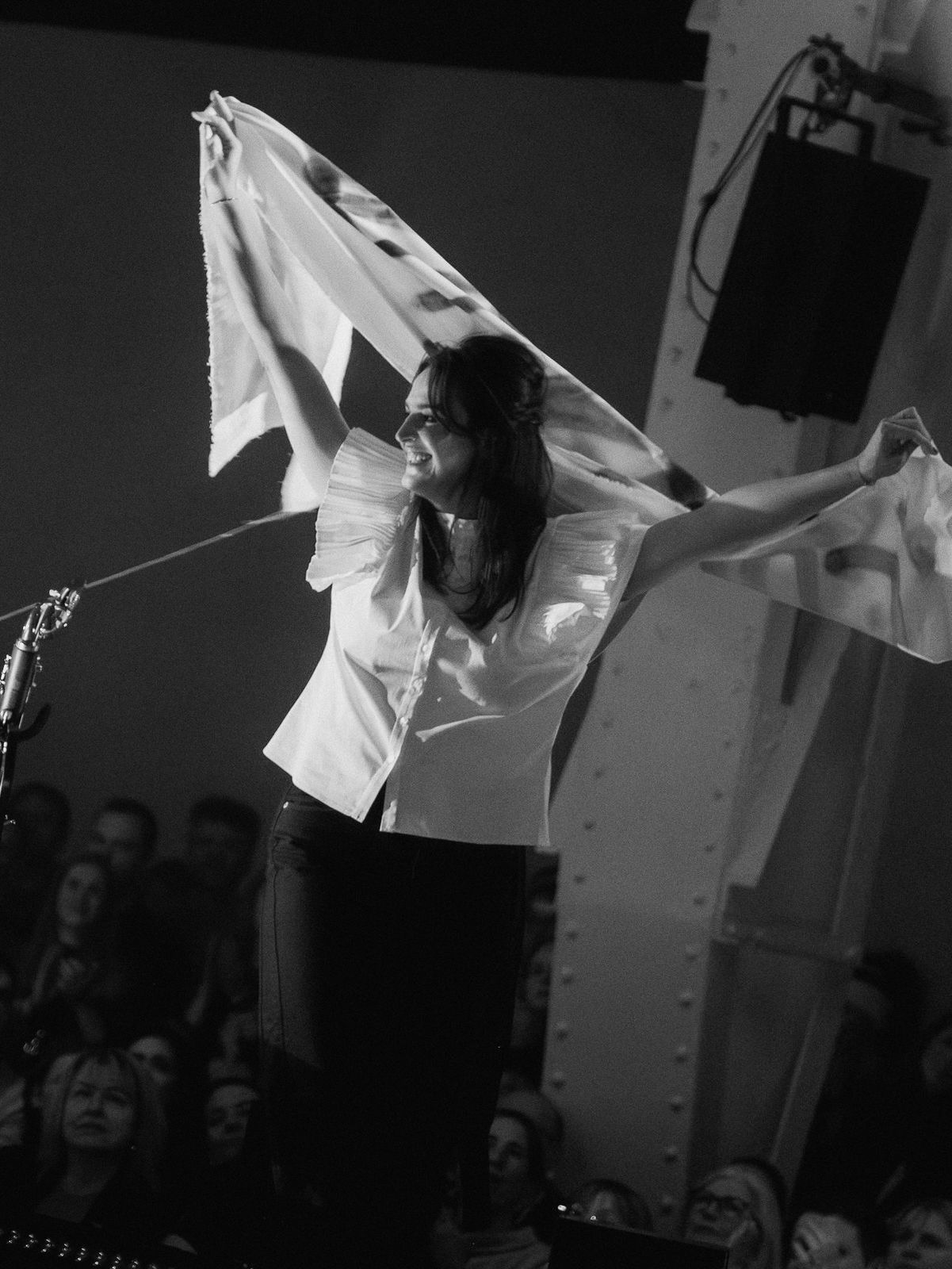 Jana Kirschner s plátnom, na ktorom je nápis...