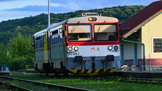 V Kraľovanoch bola prerušená doprava, vlak prepálil trakčné vedenie