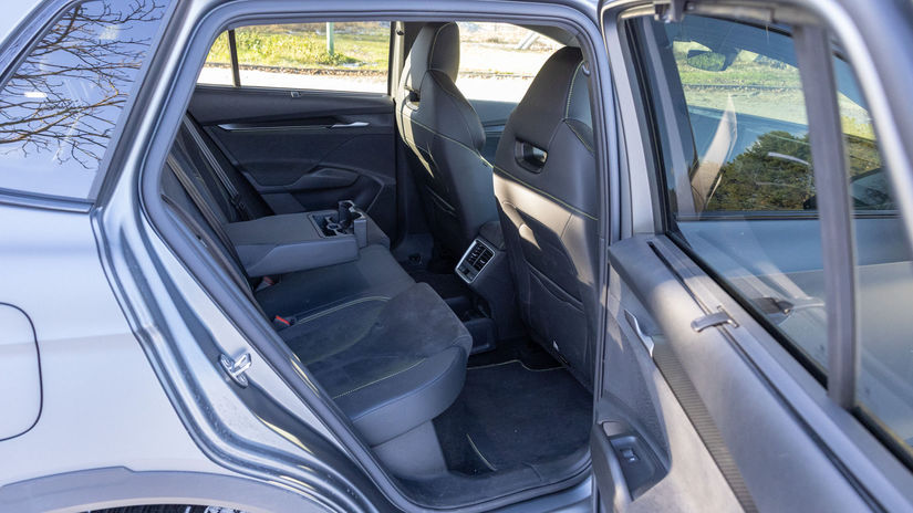 Vzadu je veľkorysý priestor na nohy. Rovnako...