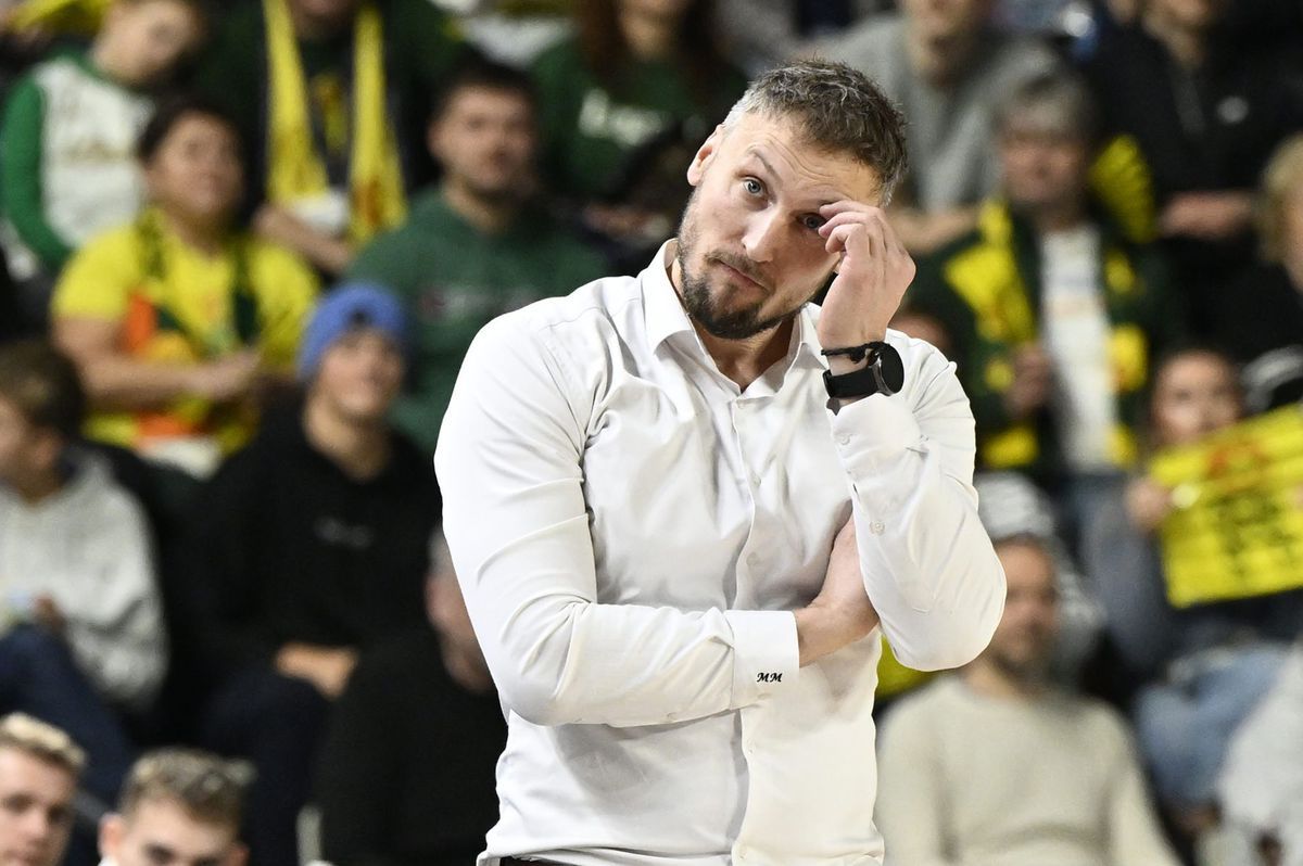 Zamyslený tréner Levíc Michal Madzin počas...