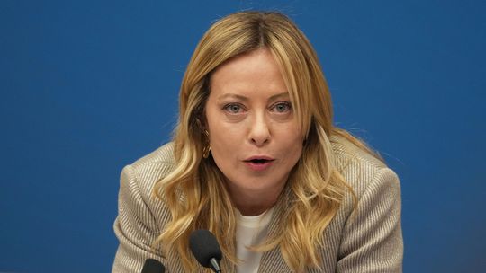 Ruský moderátor urážal Meloniovú, nazval ju „fašistickou kreatúrou“. Taliani reagovali