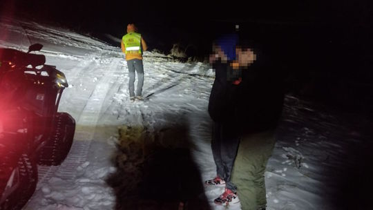 Bez tekutín, zateplenia, svietili si iba mobilmi. Záchranári ratovali dvoch 15-ročných turistov