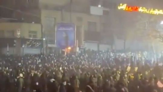 Irán je stále bez internetu, armáda sa postavila na stranu režimu. Princ Pahlaví poslal Iráncom odkaz