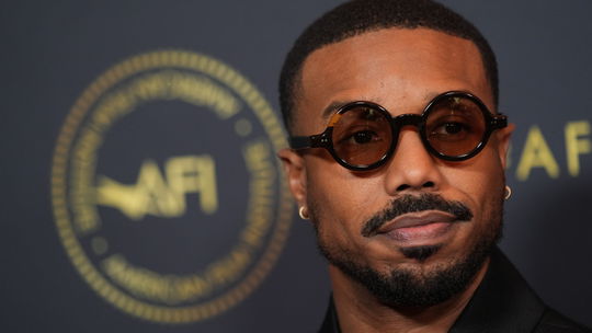 Herec Michael B. Jordan prichádza na udeľovanie...