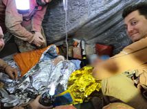 Českí záchranári pri mužovi, ktorý uviazol v jaskyni na Morave