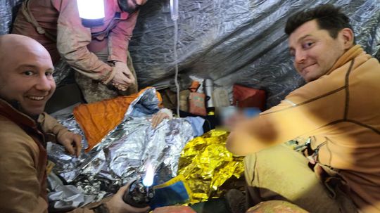 VIDEO: Hodiny v podzemí, zásah, ktorý nemá obdoby. Hasiči ťahali zraneného muža z jaskyne