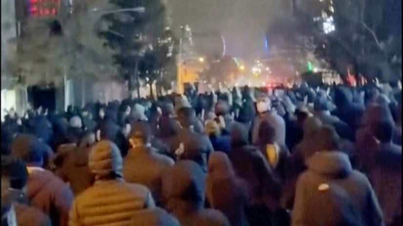 Protestujúci v Iránskom Teheráne v sobotu 10....