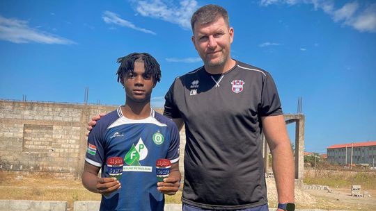 Afričania majú čistú lásku k futbalu, výplata ich nezaujíma. Dôkazom je aj odhŕňanie snehu lopatou