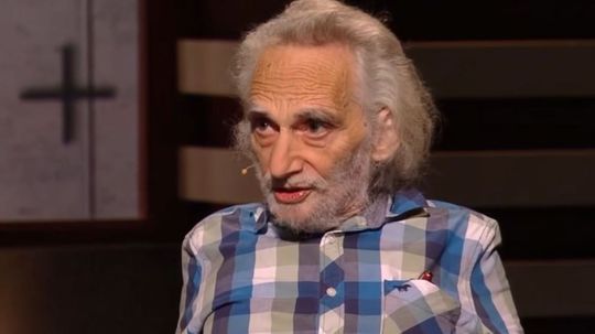 Polícia obvinila muža v prípade napadnutia komentátora Schutza