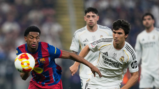 Vypäté El Clásico rozhodol dvojgólový Raphinha, Barcelona obhájila Španielsky superpohár. Rozhodca v závere vytasil červenú kartu