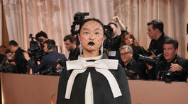 Audrey Nuna v kreácii Thm Browne. 