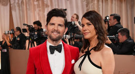 Herec Adam Scott a jeho manželka Naomi Scott.