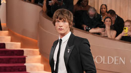 Herec Connor Storrie oblečený v značke Saint Laurent. 