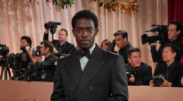 Herec Damson Idris v kreácii Prada. 