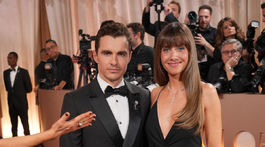 Herec Dave Franco a jeho manželka Alison Brie prišli spoločne. 