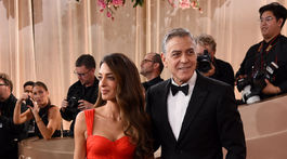 Herec George Clooney a jeho manželka Amal Clooney v archívnej róbe Balmain. 