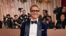 Herec Glen Powell v smokingu Brunello Cuccinelli. 