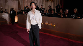 Herec Hudson Williams oblečený v značke Giorgio Armani. 