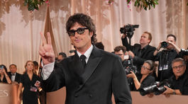 Herec Jacob Elordi už tradične prišiel v obleku Bottega Veneta. 