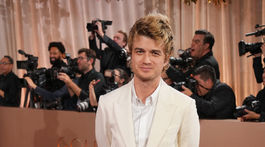 Herec Joe Keery v smokingu Gucci. 