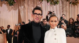 Herec John Krasinski a jeho manželka Emily Blunt v kreácii Louis Vuitton. 
